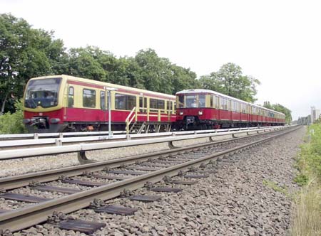 Der Zug in der Kehranlage des Bahnhofs Lichterfelde Ost, dahinter ein 481er von Lankwitz kommend