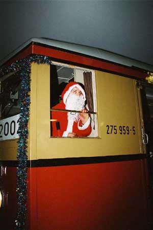 Weihnachtsmann im seitlichen Führerstandfenster