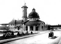 Bahnhofsgebäude vom Vorplatz aus gesehen