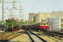 Am 7. August 1999 lieferten sich die E 77 10 (Baujahr 1924) und ein S-Bahnzug der Bauart Stadtbahn (Baujahre 1927-30) eine Wettfahrt auf dem Stadtbahnviadukt (hier am Bahnhof Friedrichstraße). Foto: André Pätzold